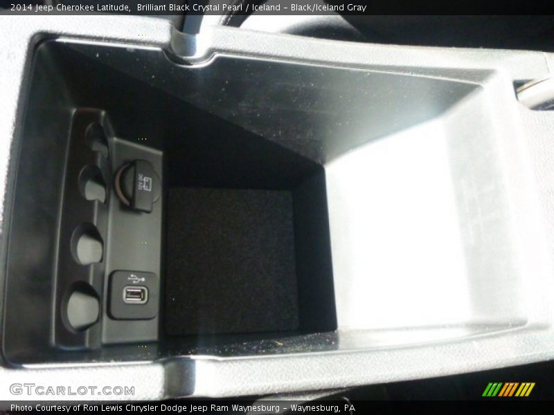 Brilliant Black Crystal Pearl / Iceland - Black/Iceland Gray 2014 Jeep Cherokee Latitude