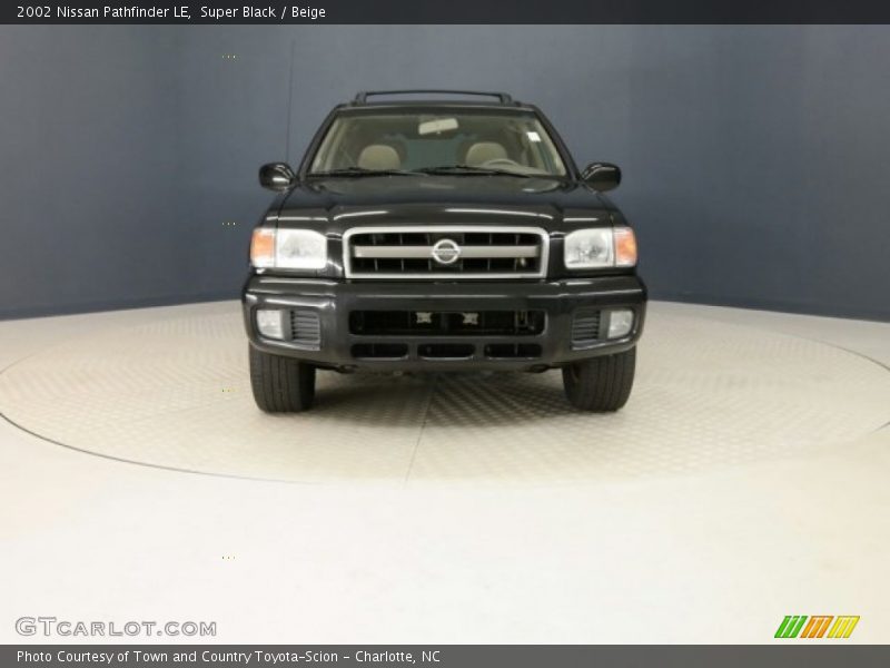 Super Black / Beige 2002 Nissan Pathfinder LE
