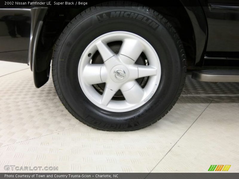 Super Black / Beige 2002 Nissan Pathfinder LE