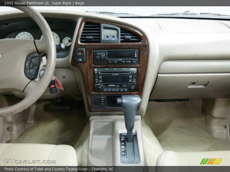 Super Black / Beige 2002 Nissan Pathfinder LE