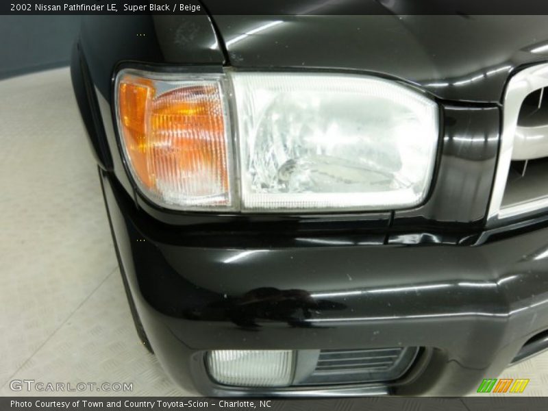 Super Black / Beige 2002 Nissan Pathfinder LE