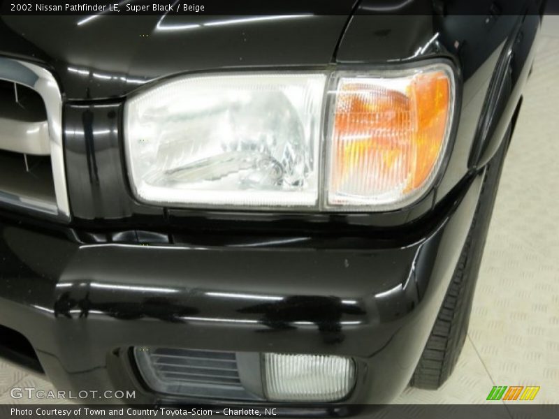 Super Black / Beige 2002 Nissan Pathfinder LE
