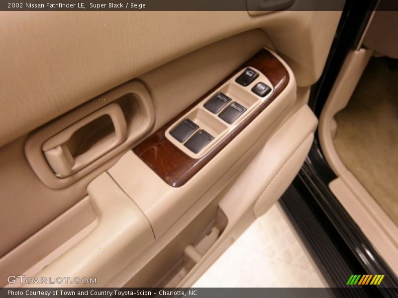 Super Black / Beige 2002 Nissan Pathfinder LE