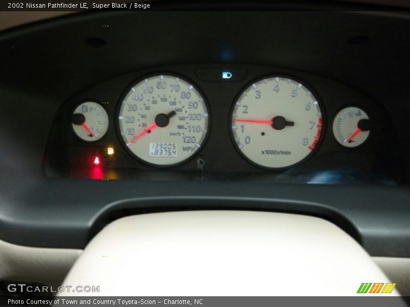 Super Black / Beige 2002 Nissan Pathfinder LE