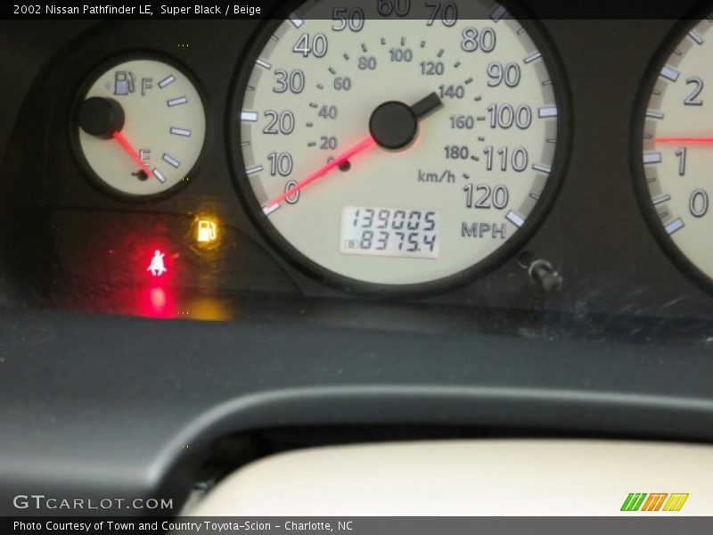 Super Black / Beige 2002 Nissan Pathfinder LE