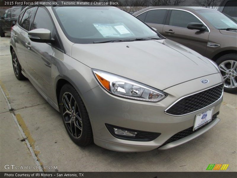 Tectonic Metallic / Charcoal Black 2015 Ford Focus SE Hatchback