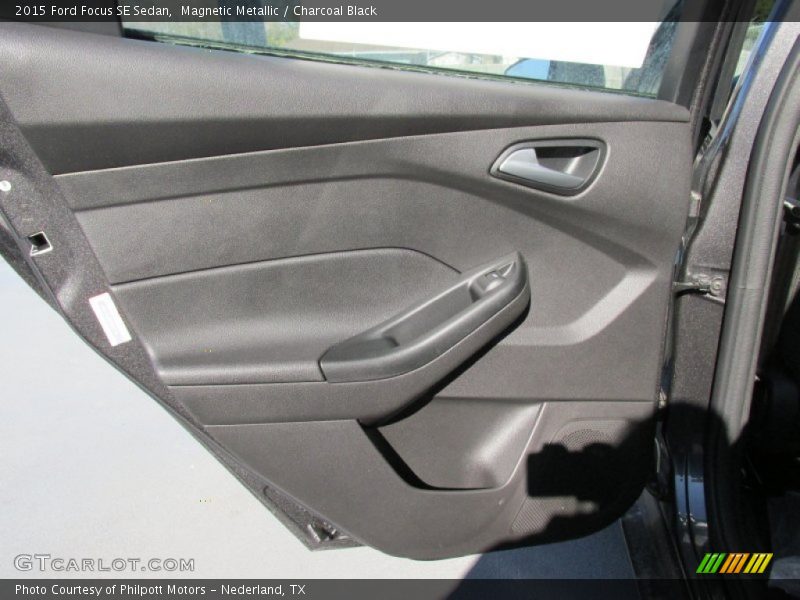 Magnetic Metallic / Charcoal Black 2015 Ford Focus SE Sedan