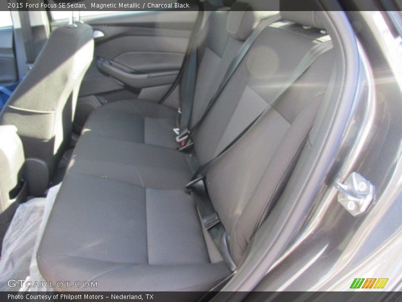 Magnetic Metallic / Charcoal Black 2015 Ford Focus SE Sedan