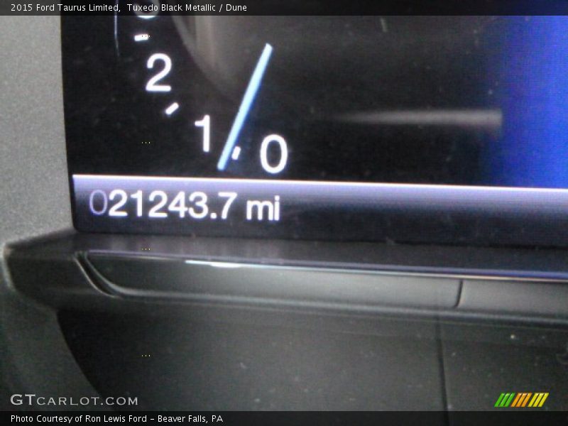 Tuxedo Black Metallic / Dune 2015 Ford Taurus Limited