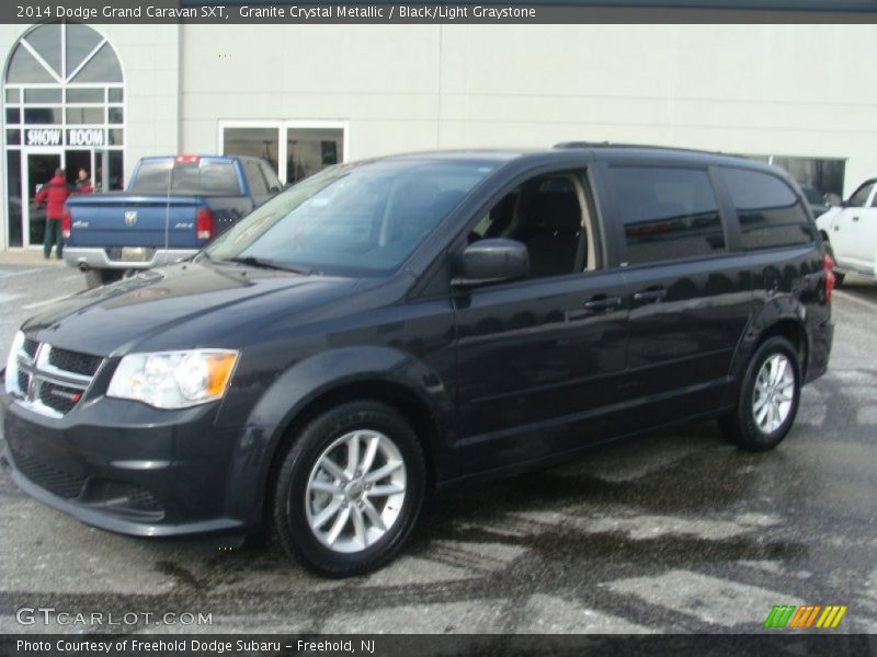 Front 3/4 View of 2014 Grand Caravan SXT