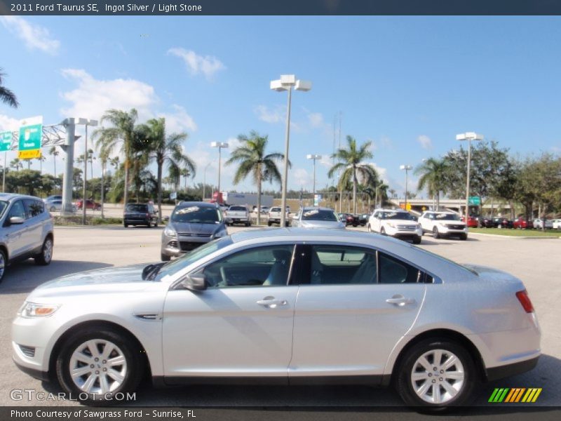 Ingot Silver / Light Stone 2011 Ford Taurus SE