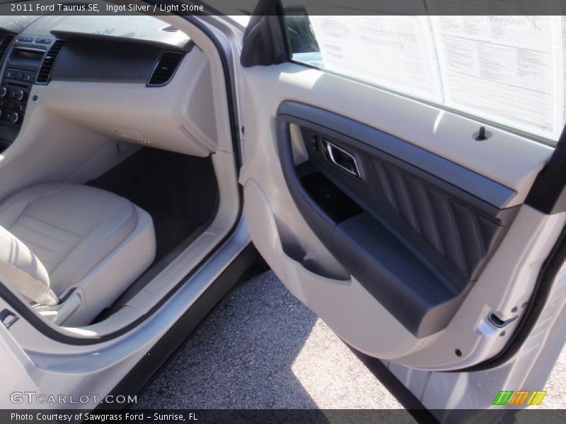Ingot Silver / Light Stone 2011 Ford Taurus SE