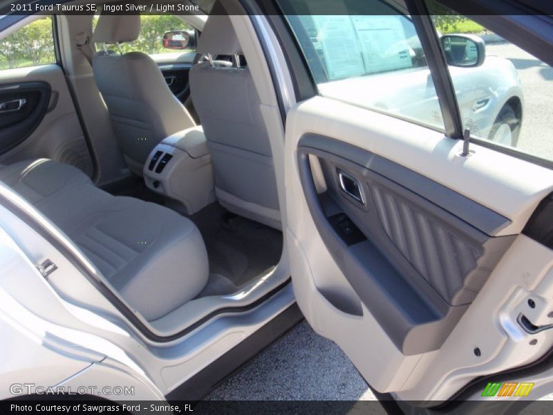 Ingot Silver / Light Stone 2011 Ford Taurus SE