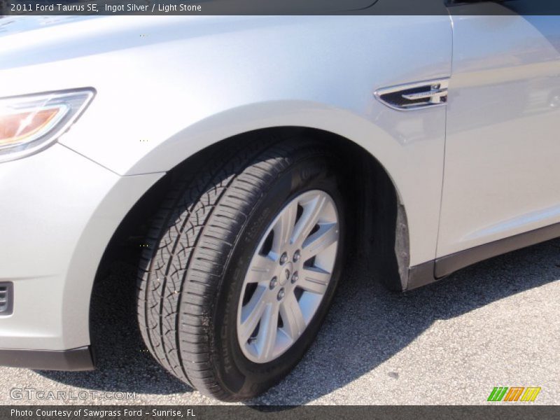Ingot Silver / Light Stone 2011 Ford Taurus SE