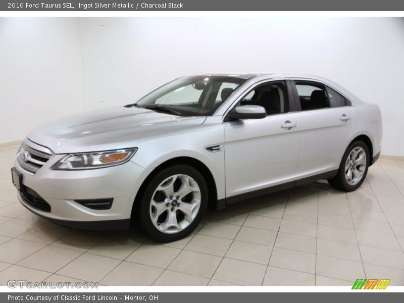 Front 3/4 View of 2010 Taurus SEL