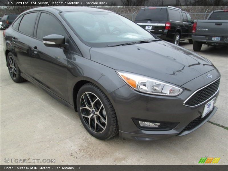 Front 3/4 View of 2015 Focus SE Sedan