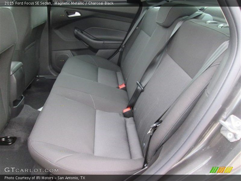 Magnetic Metallic / Charcoal Black 2015 Ford Focus SE Sedan