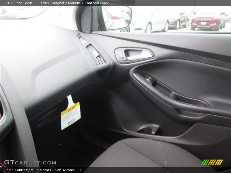 Magnetic Metallic / Charcoal Black 2015 Ford Focus SE Sedan