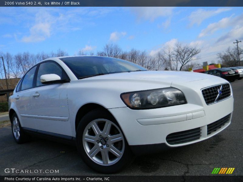Front 3/4 View of 2006 S40 2.4i
