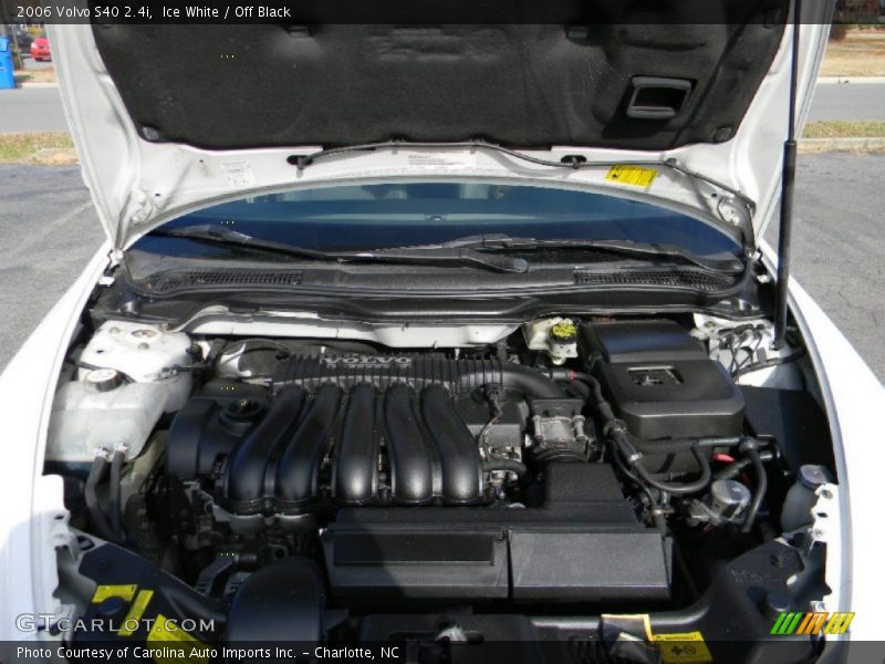Ice White / Off Black 2006 Volvo S40 2.4i