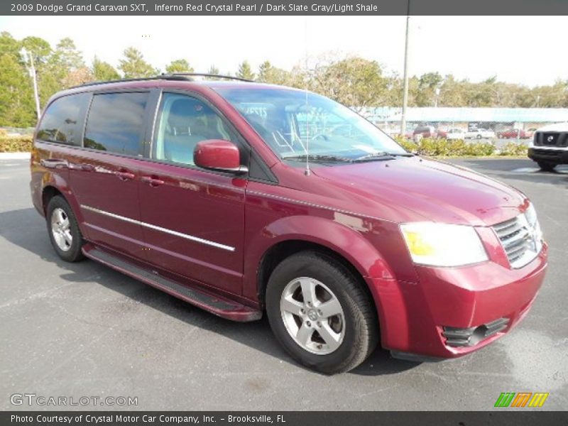 Front 3/4 View of 2009 Grand Caravan SXT