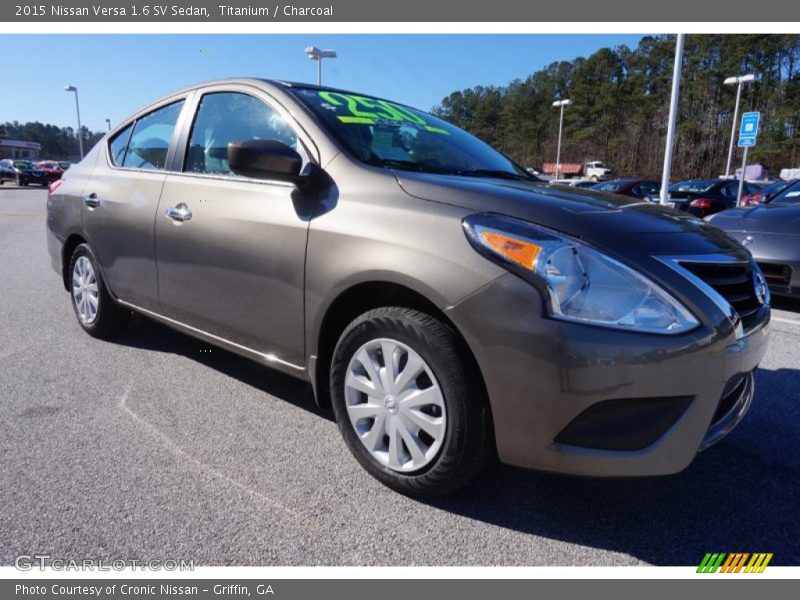 Front 3/4 View of 2015 Versa 1.6 SV Sedan