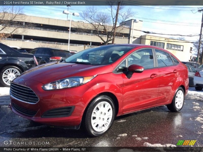 Front 3/4 View of 2014 Fiesta SE Sedan