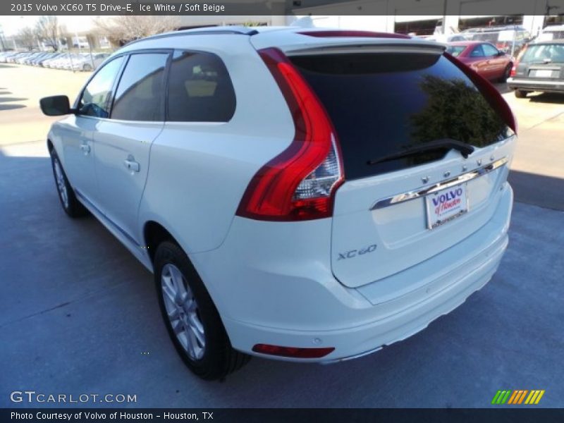Ice White / Soft Beige 2015 Volvo XC60 T5 Drive-E