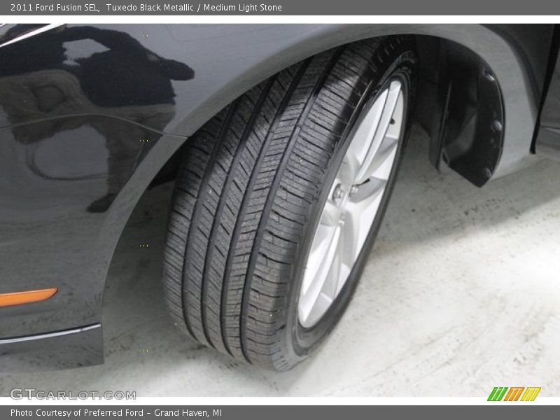 Tuxedo Black Metallic / Medium Light Stone 2011 Ford Fusion SEL