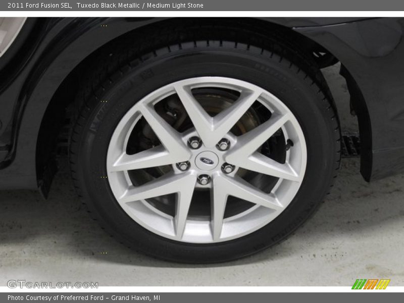 Tuxedo Black Metallic / Medium Light Stone 2011 Ford Fusion SEL