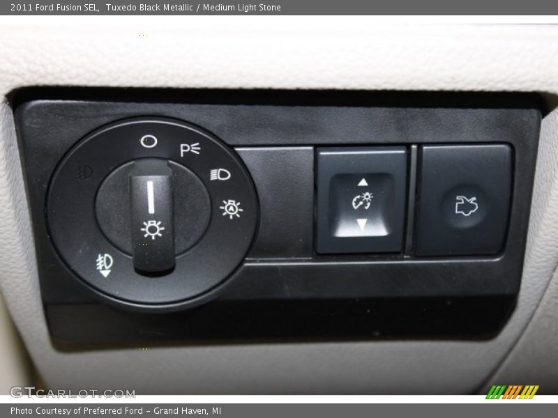 Tuxedo Black Metallic / Medium Light Stone 2011 Ford Fusion SEL