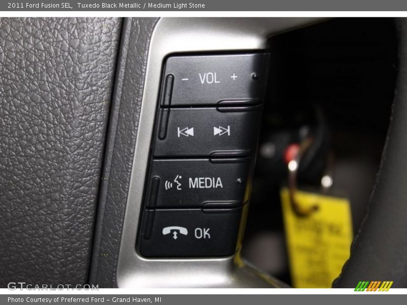 Tuxedo Black Metallic / Medium Light Stone 2011 Ford Fusion SEL