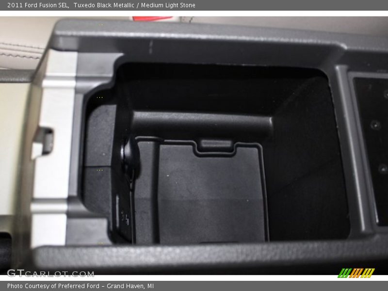 Tuxedo Black Metallic / Medium Light Stone 2011 Ford Fusion SEL