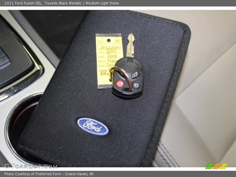 Tuxedo Black Metallic / Medium Light Stone 2011 Ford Fusion SEL