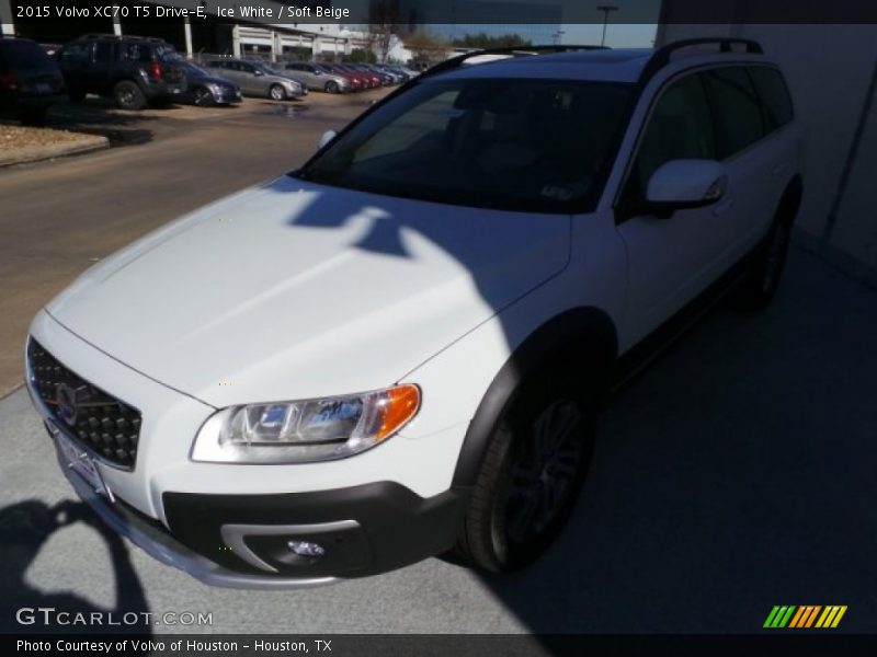 Ice White / Soft Beige 2015 Volvo XC70 T5 Drive-E