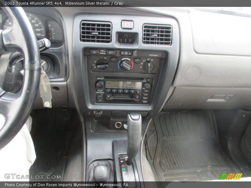 Millennium Silver Metallic / Gray 2002 Toyota 4Runner SR5 4x4