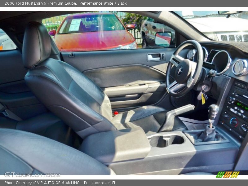 Performance White / Black 2006 Ford Mustang V6 Premium Coupe