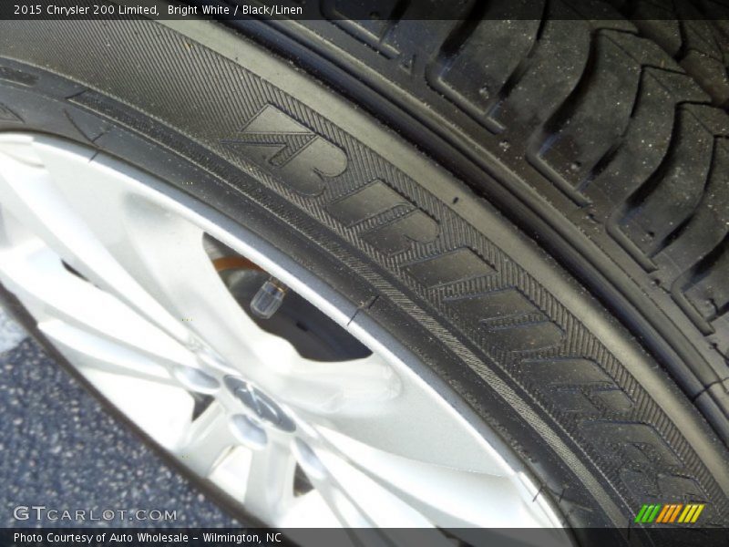 Bright White / Black/Linen 2015 Chrysler 200 Limited
