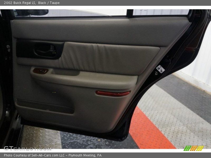 Black / Taupe 2002 Buick Regal LS