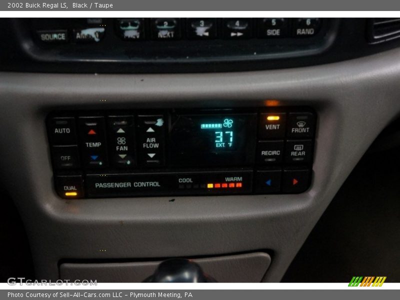Black / Taupe 2002 Buick Regal LS