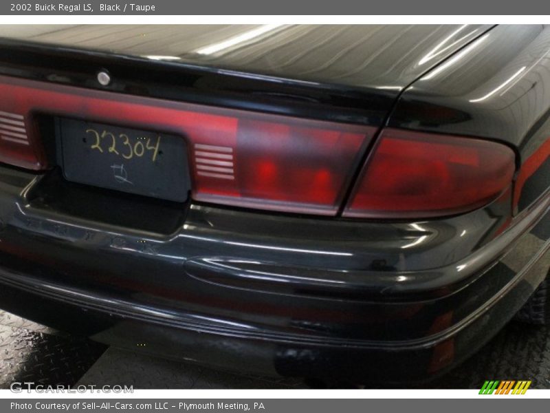 Black / Taupe 2002 Buick Regal LS