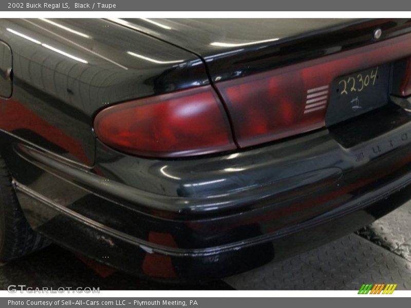 Black / Taupe 2002 Buick Regal LS
