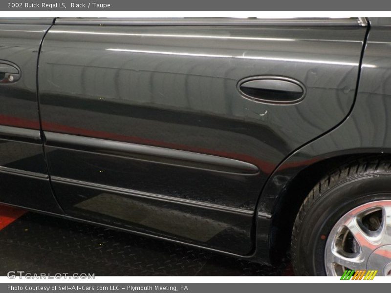 Black / Taupe 2002 Buick Regal LS