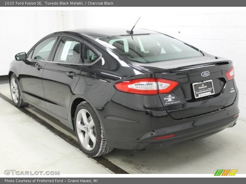 Tuxedo Black Metallic / Charcoal Black 2015 Ford Fusion SE