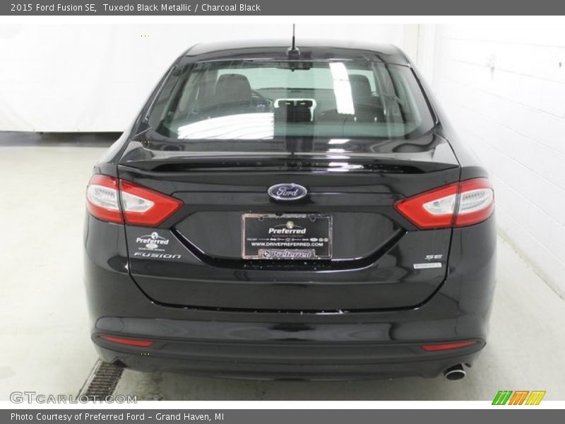 Tuxedo Black Metallic / Charcoal Black 2015 Ford Fusion SE