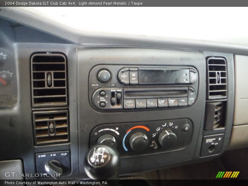 Light Almond Pearl Metallic / Taupe 2004 Dodge Dakota SLT Club Cab 4x4