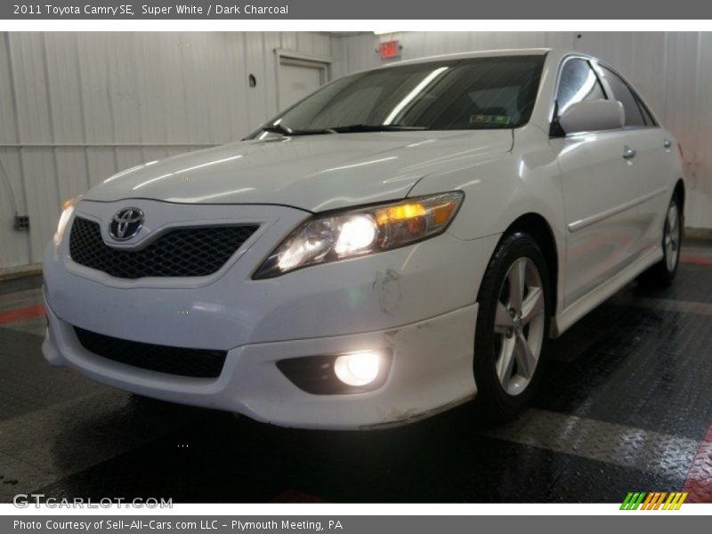 Super White / Dark Charcoal 2011 Toyota Camry SE