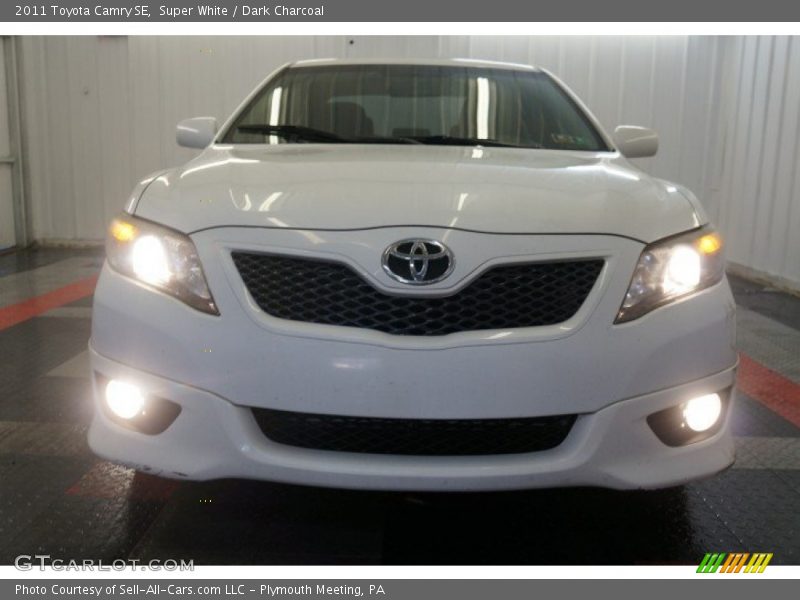 Super White / Dark Charcoal 2011 Toyota Camry SE