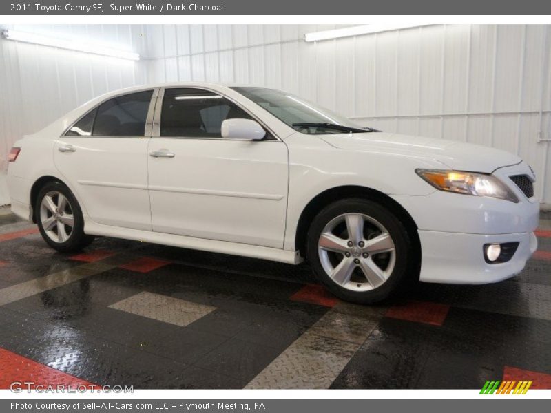 Super White / Dark Charcoal 2011 Toyota Camry SE