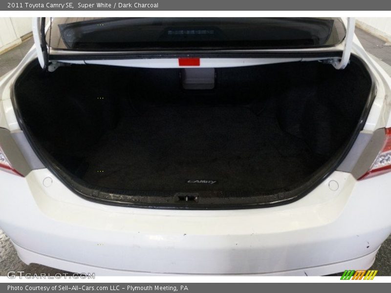 Super White / Dark Charcoal 2011 Toyota Camry SE